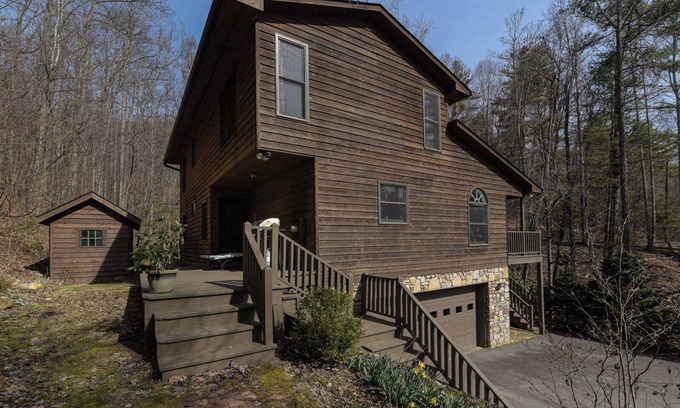 Asheville Cabina | Creekside Mountain by AvantStay | Private Sauna