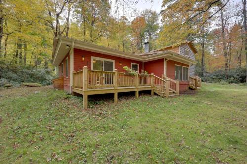Newland Casa | Creekside Newland Cabin about 7 Mi to Linville Falls