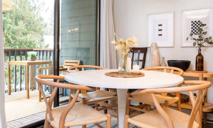 Whistler Creekside Apartamento | Creekside Oasis - 4 Beds w Pool & Hot tub