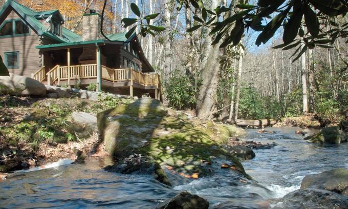 Topton Cabina | Creekside-Pet Friendly Luxury Log Cabin on Creek, Fireplace, Hot Tub, Zipline, Rafting, Horseback Riding-Nantahala NC