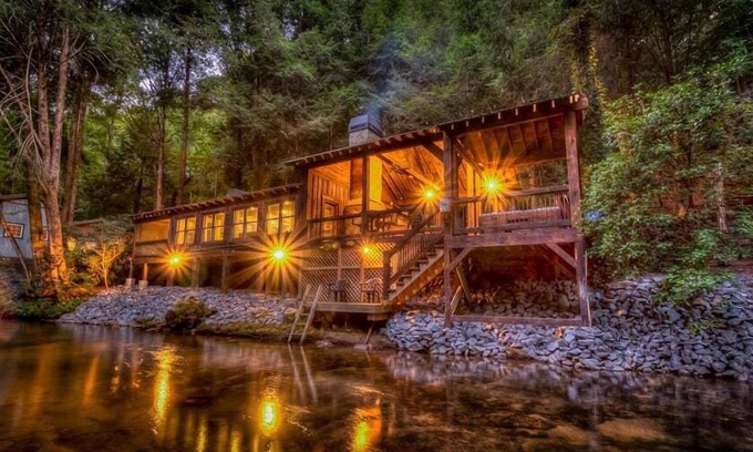 Cashes Valley Cabina | Creekside R & R- Fish or Tube from Deck | Vida al aire libre | Porche proyectado | Bañera de hidromasaje