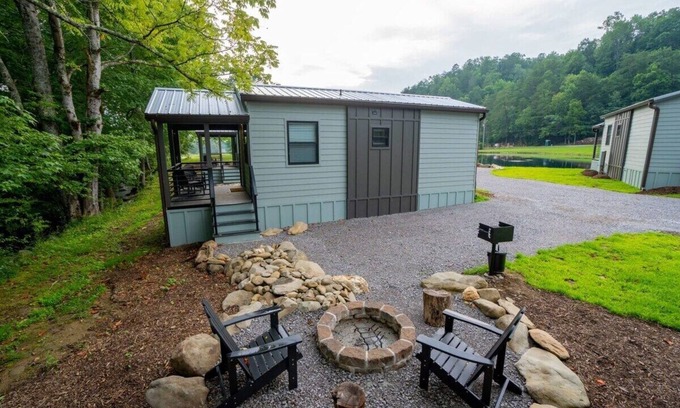 Pittman Center Cabina | Tiny Cabin | Fishing Pond | Blackbear Cabin
