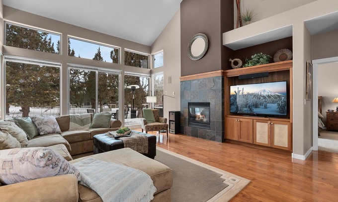 Redmond Casa | Creekside Townhouse in Eagle Crest-Ridge. 4 guests with private hot tub
