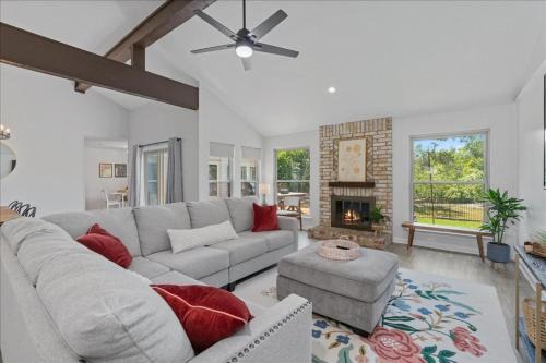 Round Rock Casa | Creekview Cottage- Events, Hot Tub, Gameroom
