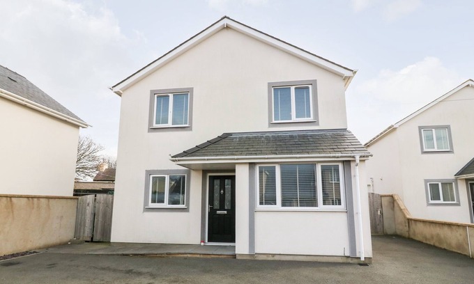 Rhoscolyn Cabaña | CREGYN MÔR, pet friendly, with a garden in Four Mile Bridge
