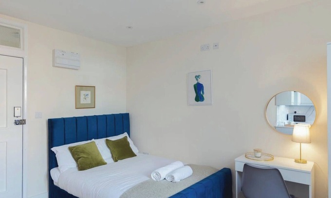 High Wycombe Apartamento | Crendon House Cosy Studio - Sleeps 2 & Kitchen
