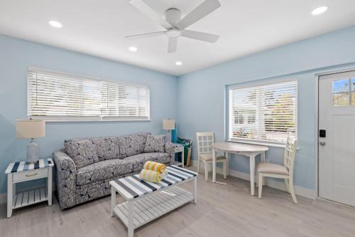 Sanibel Casa | Creole Garden Cottage at Palmview Inn of Sanibel with Bikes