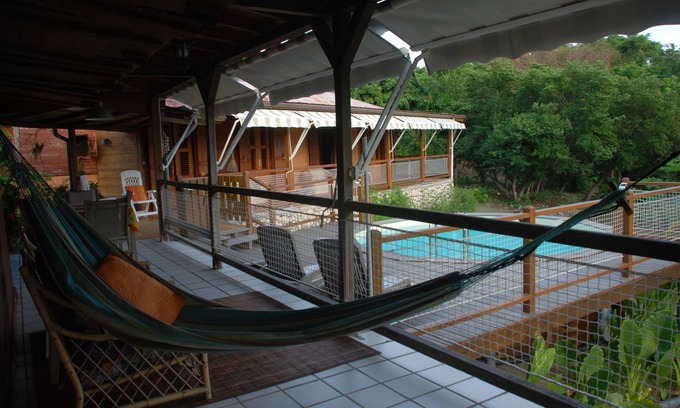 Sainte-Anne Villa | Villa de madera criolla en una tranquila zona residencial cerca de la playa.