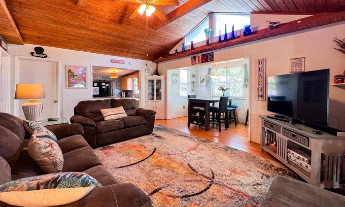 Crescent Beach Cabaña | Crescent Beach Cottage