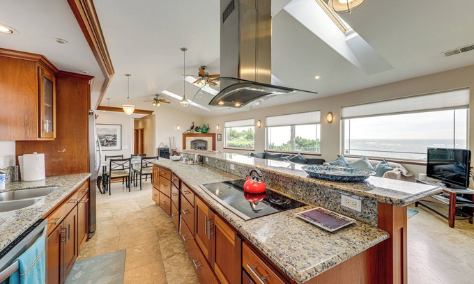 Crescent City Casa | Crescent City Getaway w/ Panoramic Ocean Views!