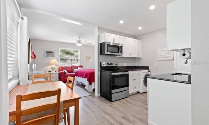 Crescent Heights Apartamento | Crescent Heights Cottage - Fully stocked - short or long term extended stays!