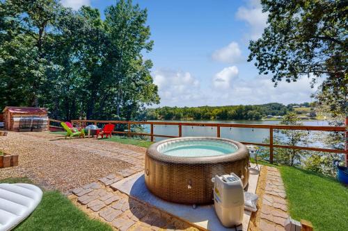 Delta Casa | Crescent Moon Tiny Lake House