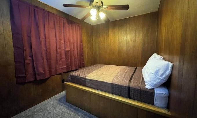 Crestline Apartamento | Crest Lodge Historic Mountain Inn - Silverwood