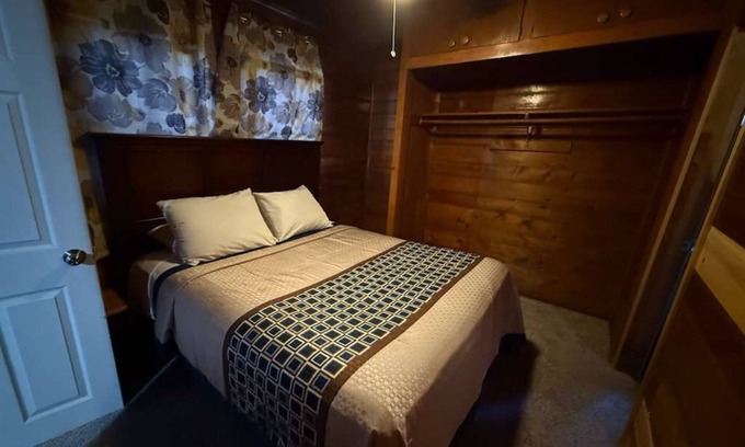 Crestline Cabina | Crest Lodge Historic Mountain Inn - ArrowBear