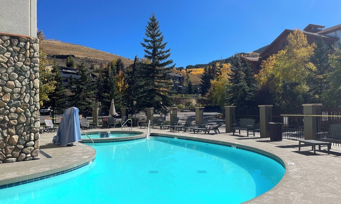 Crested Butte Condominio | Crested Butte Condo with King Bed, Outdoor Pool and Hot Tub
