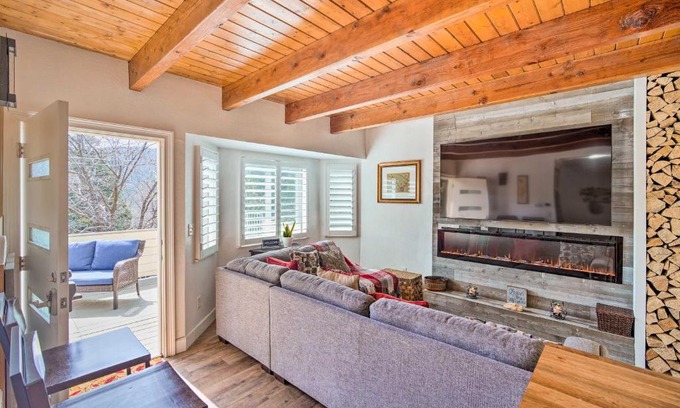 Crestline Casa | Crestline Cabin with Deck 1 Mi to Lake Gregory
