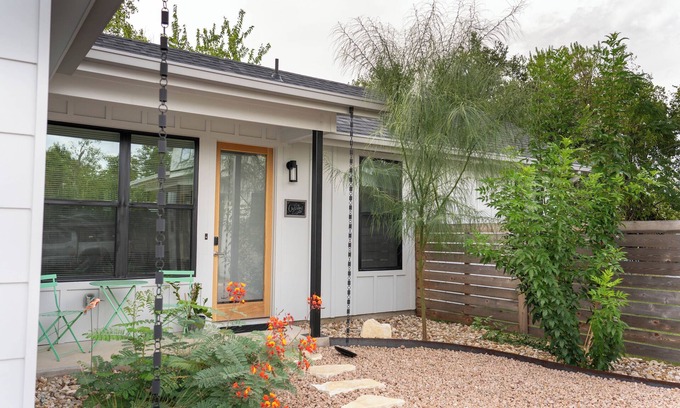 Crestview Casa | Crestview Casita: Relaxing base near city hotspots