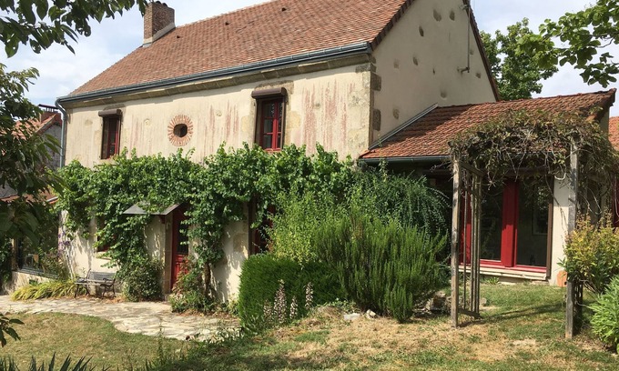 Bussiere-Dunoise Casa | Creuse cottage in a poet's garden