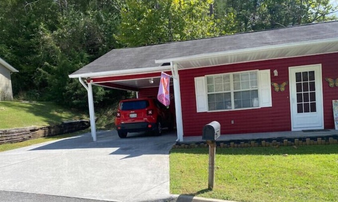 Sevierville Cabaña | Crimson Cottage