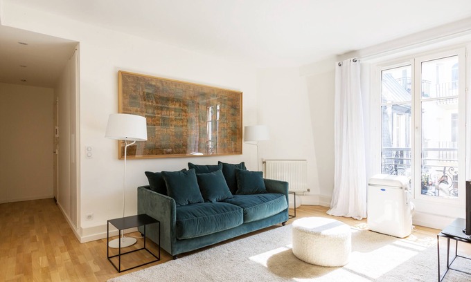 Chaillot Apartamento | Crisp Whites in the 16th