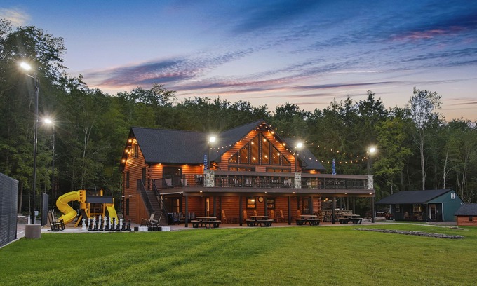 Equinunk Cabina | Crooked Creek Retreat w/ Pickleball, Fire Pit, Tennis and More!