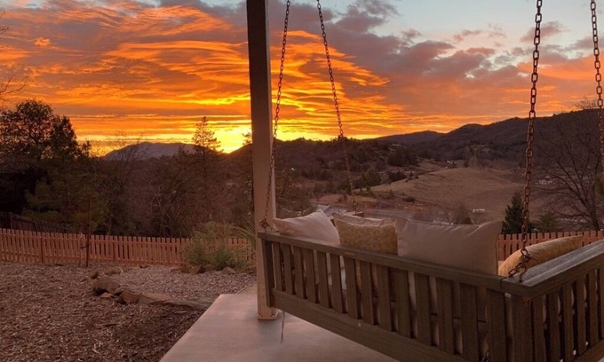 Julian Casa | Crooked Pine Farmhouse - incredible views and walk to downtown Historic District