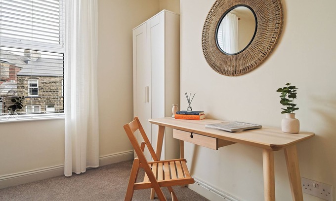 Sheffield Casa | Crookes Gem with Garden & Alpacas Nearby