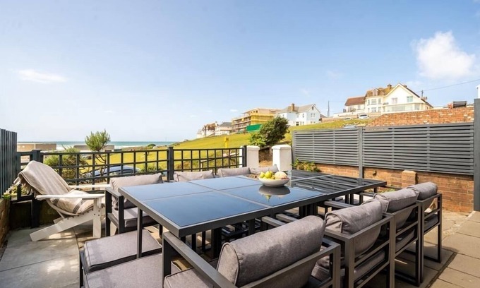 Bude Apartamento | Crooklets House is a 6 bedroom house, 150 metres from the beach