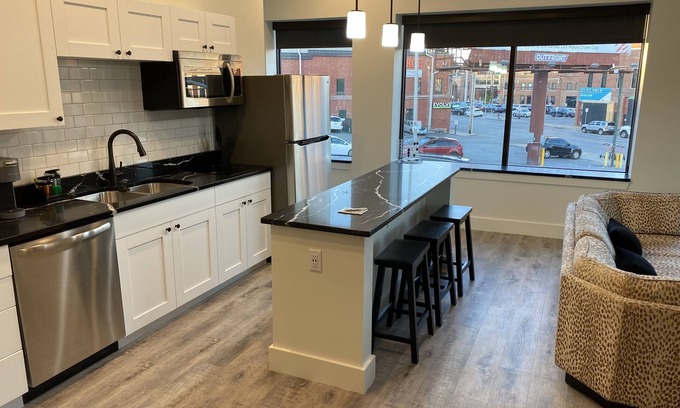 Westside North Condominio | Crossroads Walkable with GREAT kitchen/living area