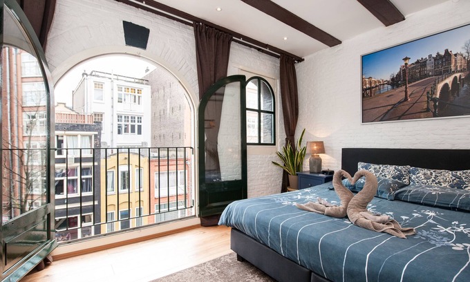 Burgwallen Nieuwe Zijde Casa | Crown Guesthouse Amsterdam