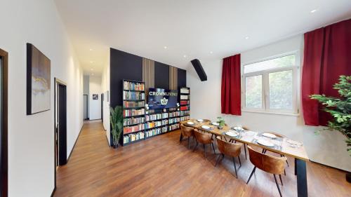 Lustenau Apartamento | CROWN LIVING Design Loft, Küche, Bibliothek, Gartensitzplatz