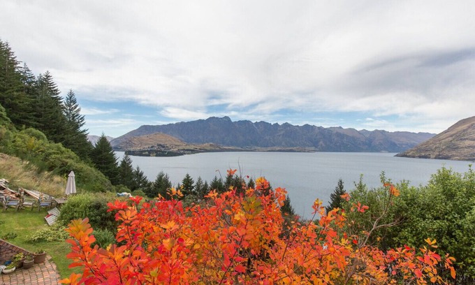 Sunshine Bay Cabaña | Crows Nest - Queenstown Holiday Home