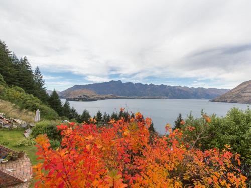 Sunshine Bay Casa | Crows Nest - Queenstown Holiday Home