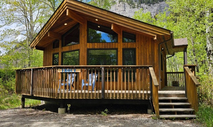 Crowsnest Pass Cabina | Crowsnest River Chalet - Trout