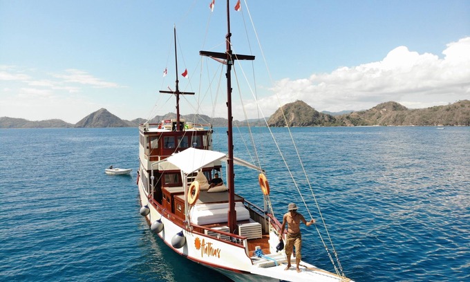 Labuan Bajo Alquiler De Eote | Cruise on gorgeous Indonesian Phinisi Boat