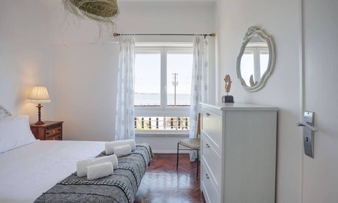 Linda-a-Velha Apartamento | Cruz Quebrada · Charming TM Flat by the River