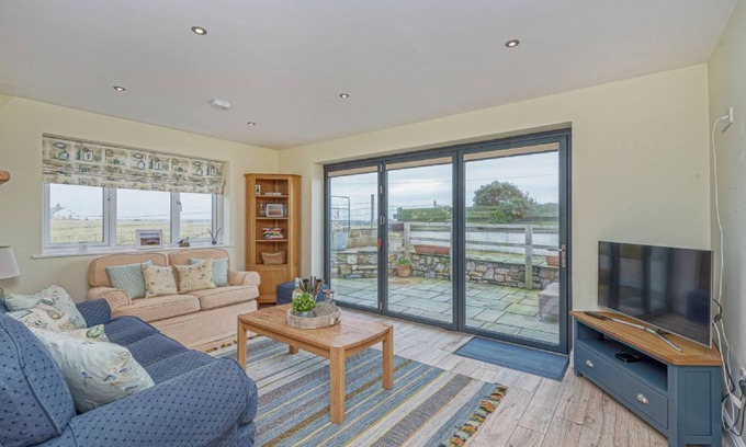 Rhosneigr Cabaña | Cryd Y Nant - a bungalow that sleeps 6 guests in 3 bedrooms