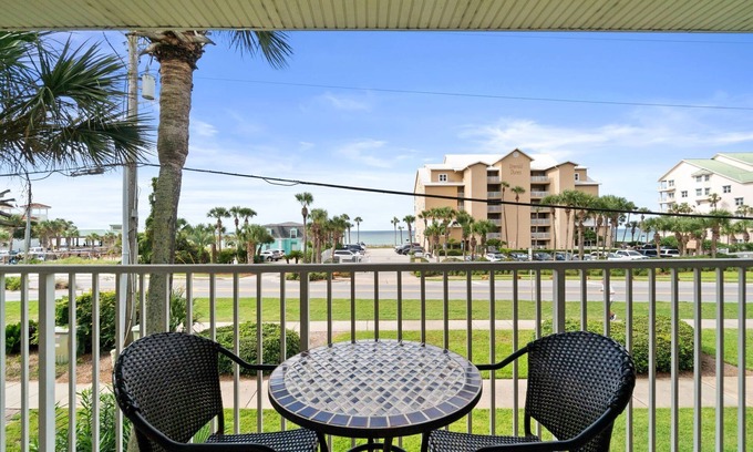 Crystal Beach Condominio | Crystal Beach - Ocean View - Steps from Beach - 2nd Floor End Unit