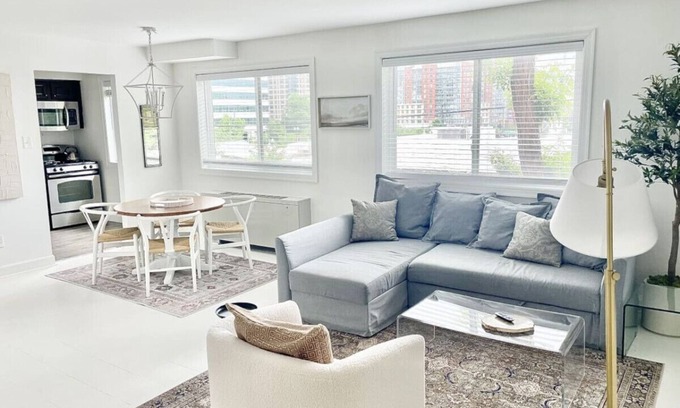 Aurora Highlands Apartamento | Crystal City Boutique Flats / Free Parking
