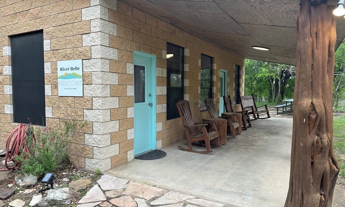 Uvalde County Casa | Crystal Clear Frio River - Private Waterfront House - Room for the Family