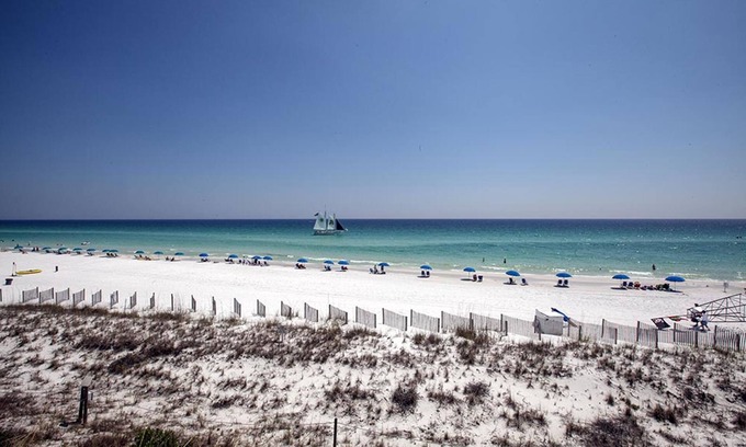 Crystal Beach Condominio | Crystal Dunes Beach Resort by Panhandle Getaways