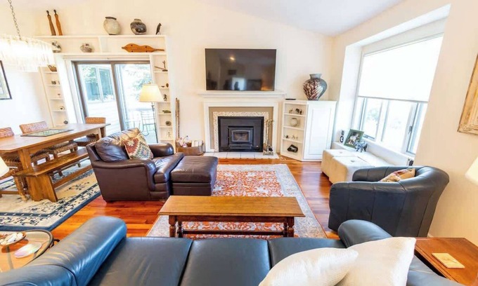 Lake Township Casa | Crystal Lake Ridge | 30-day rental | outdoor community pool | tennis courts | pet-friendly