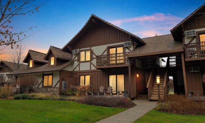 Thompsonville Condominio | CONDOMINIO DE MONTAÑA DE CRISTAL (2do piso) -¡Apoyo a las mascotas, golf impresionante- ubicado en los hoyos 1 y 9!