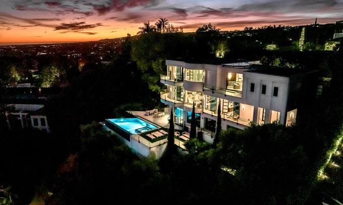 Beverly Hills Complejo | Crystal Palace at the crest of Beverly Hills. A world traveler's paradise.