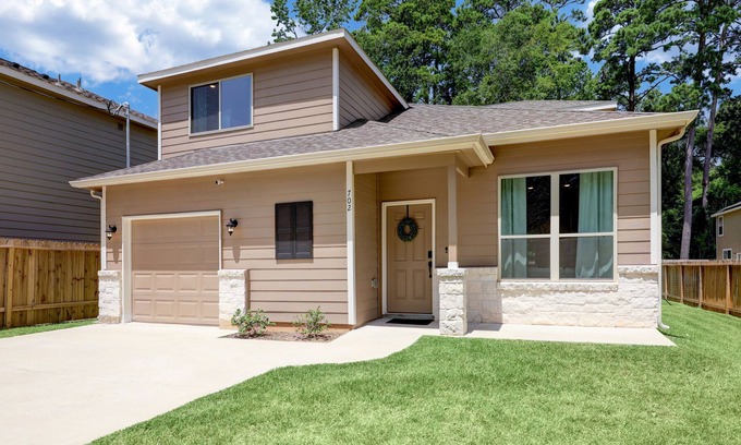 Montgomery Casa | Crystal River Retreat | Spacious home in Montgomery with full kitchen and yard