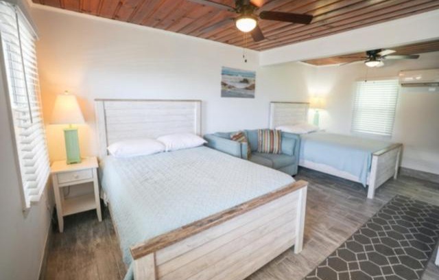 Kure Beach Casa | Crystal Shores Unit 3 - Irresistible Charming Beach Retreat villa
