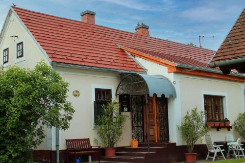 Velemer Casa | Cserépmadár szállás és Csinyálóház