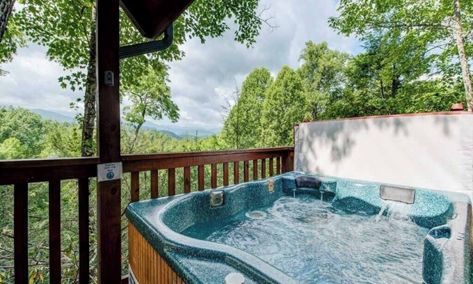 Black Bear Falls Cabina | Cub's Cove
