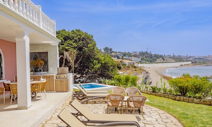 Mijas Villa | Cubo's Beachfront Villa Khayyam / acceso privado a playa / piscina privada / aire acondicionado / wifi gratis