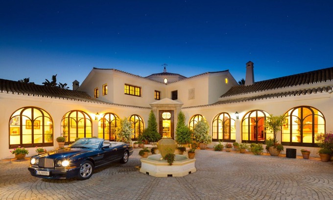 Marbella Villa | Cubo's Luxury Mansion El Baron de Sierra Blanca / privacidad / piscina privada / vistas